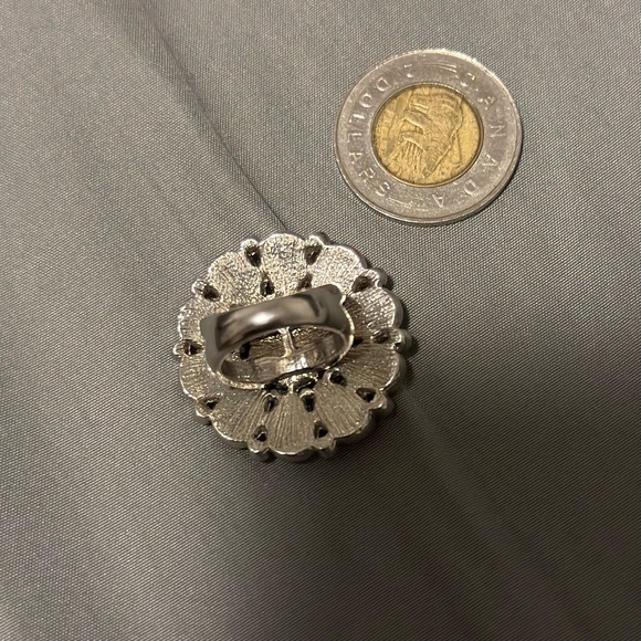 00s shiny green floral rhinestone ring size 6-7 - Picture 3 of 3